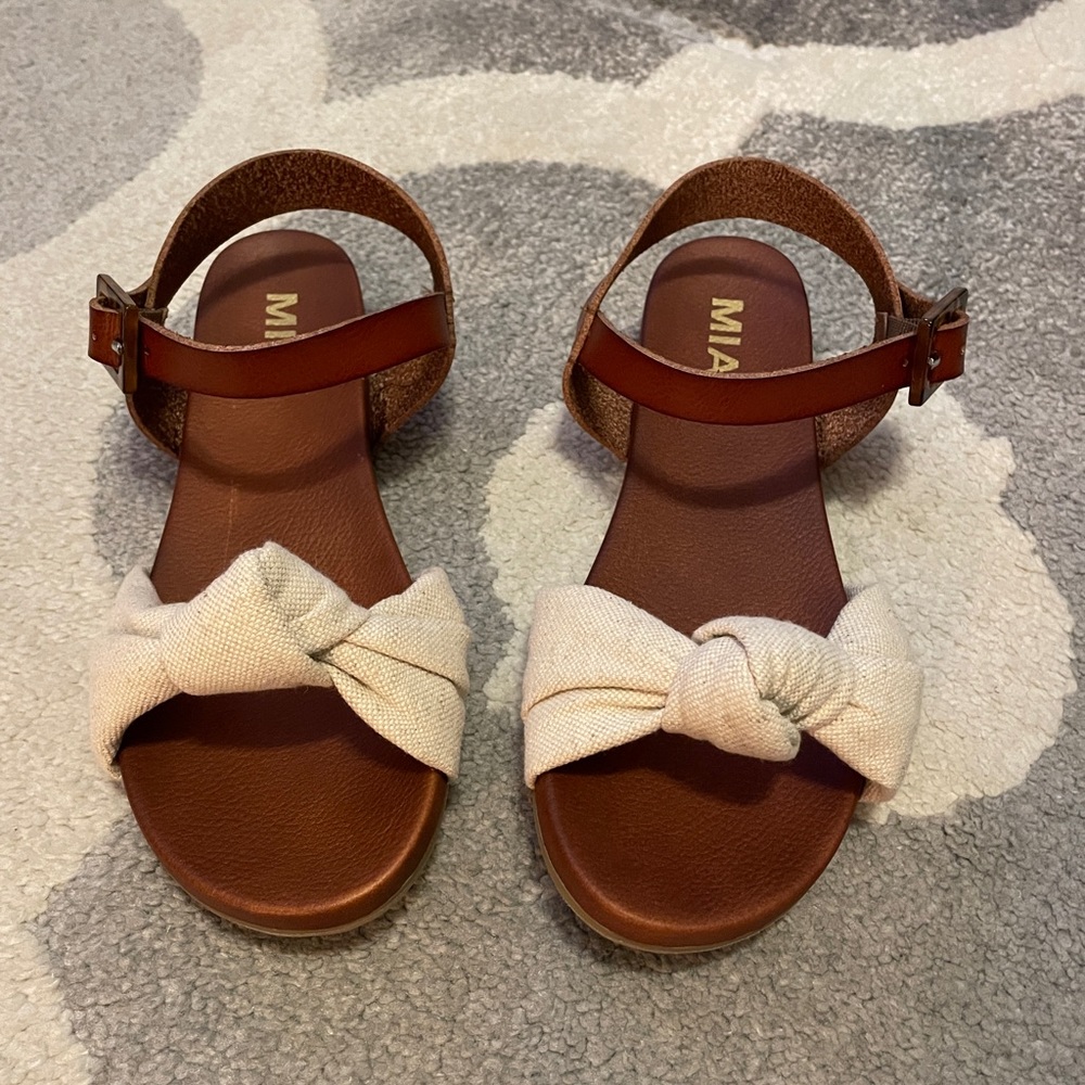 NEW Mia shoes - addilynn cream fabric knot sandal - size 6